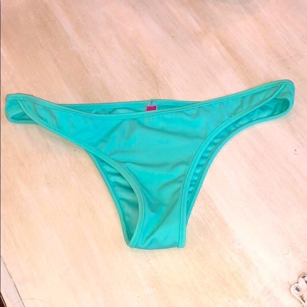 👙Victoria’s Secret teeny bikini bottom size Small